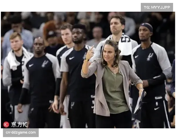 开拓者女助教上任成NBA第七位女性教练主抓内线技术训练备受关注 开拓者女助教上任成NBA第七位女性教练主抓内线技术训练备受关注