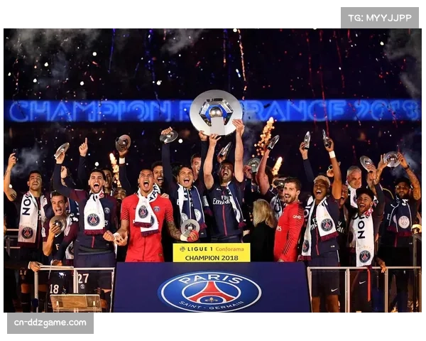 法国艺术家以法甲冠军奖杯为灵感创作新作品