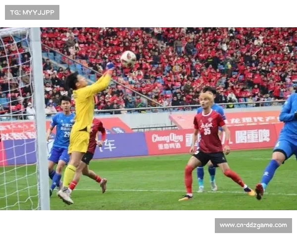 渝超联赛球员围攻裁判，安保介入化解冲突